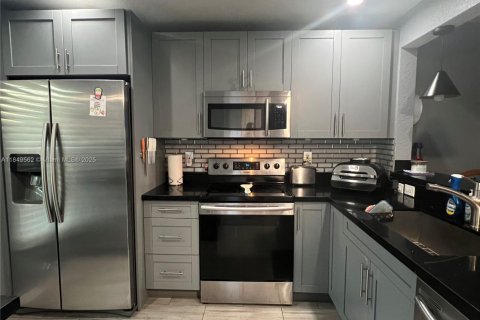Condo in Tamarac, Florida, 2 bedrooms  № 1856911 - photo 1