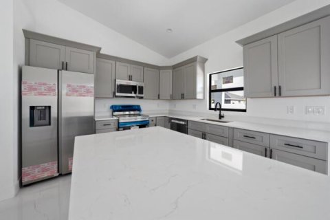 Casa en venta en Cape Coral, Florida, 4 dormitorios, 154.03 m2 № 2260446 - foto 13