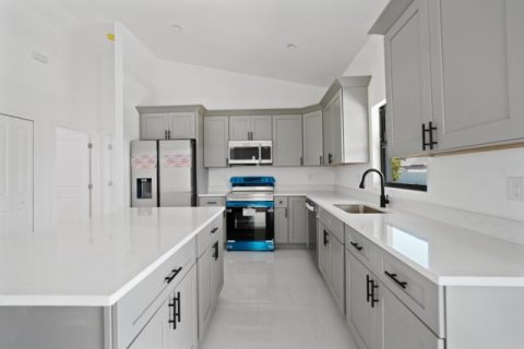 Casa en venta en Cape Coral, Florida, 4 dormitorios, 154.03 m2 № 2260446 - foto 11