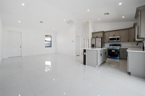 Casa en venta en Cape Coral, Florida, 4 dormitorios, 154.03 m2 № 2260446 - foto 8
