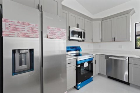 Casa en venta en Cape Coral, Florida, 4 dormitorios, 154.03 m2 № 2260446 - foto 12