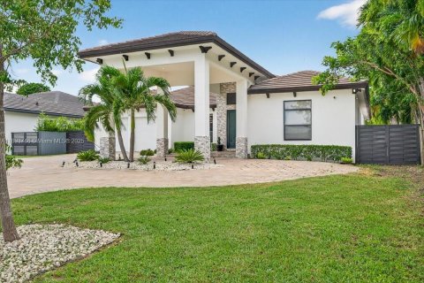 Casa en venta en Cutler Bay, Florida, 4 dormitorios, 237.46 m2 № 2017358 - foto 2