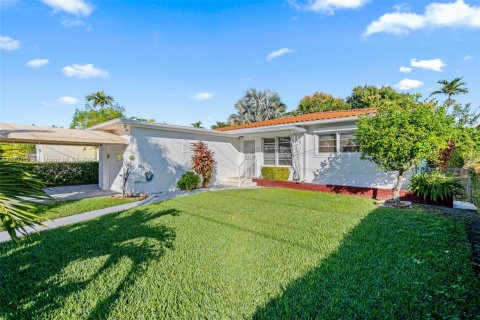 House in Surfside, Florida 2 bedrooms, 148.64 sq.m. № 1702393 - photo 7
