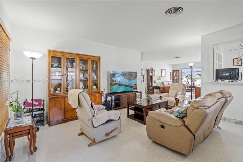 House in Surfside, Florida 2 bedrooms, 148.64 sq.m. № 1702393 - photo 15