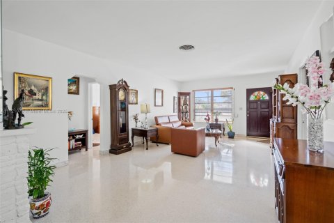 House in Surfside, Florida 2 bedrooms, 148.64 sq.m. № 1702393 - photo 13
