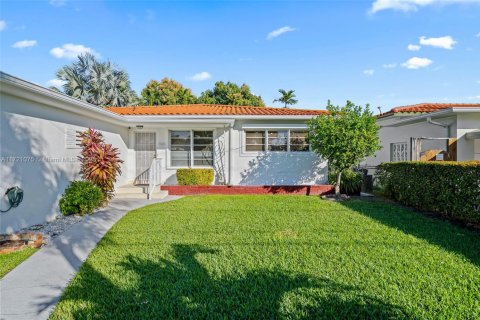 House in Surfside, Florida 2 bedrooms, 148.64 sq.m. № 1702393 - photo 1