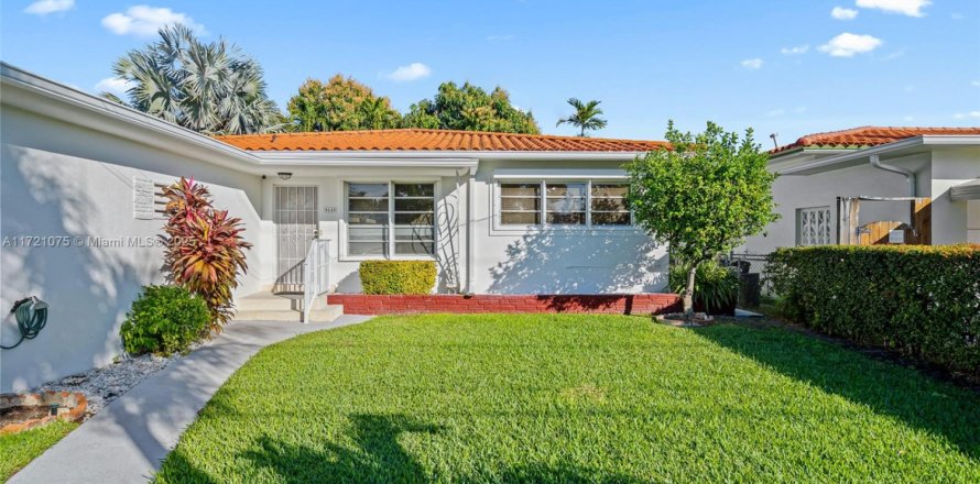 House in Surfside, Florida 2 bedrooms, 148.64 sq.m. № 1702393