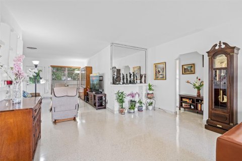House in Surfside, Florida 2 bedrooms, 148.64 sq.m. № 1702393 - photo 12