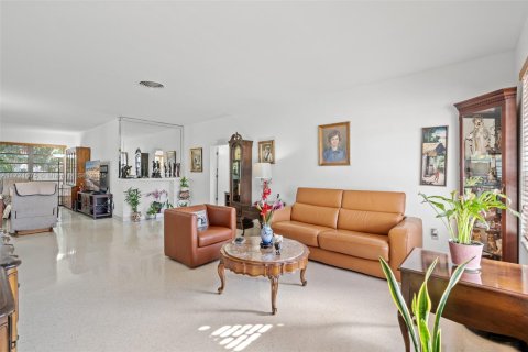 House in Surfside, Florida 2 bedrooms, 148.64 sq.m. № 1702393 - photo 9