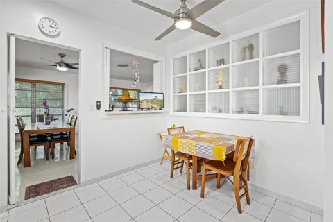 House in Surfside, Florida 2 bedrooms, 148.64 sq.m. № 1702393 - photo 23