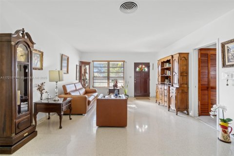 House in Surfside, Florida 2 bedrooms, 148.64 sq.m. № 1702393 - photo 11