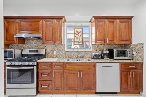 House in Surfside, Florida 2 bedrooms, 148.64 sq.m. № 1702393 - photo 22