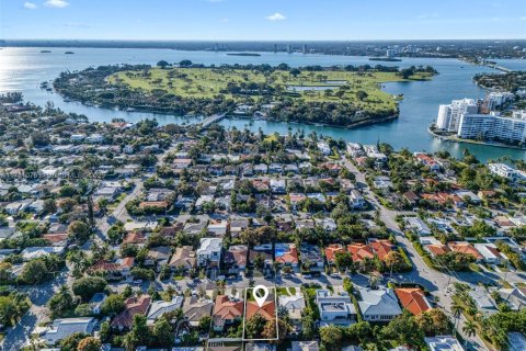 House in Surfside, Florida 2 bedrooms, 148.64 sq.m. № 1702393 - photo 3