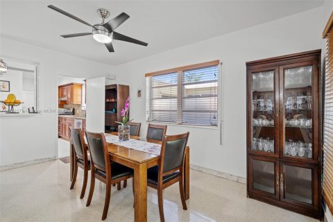 House in Surfside, Florida 2 bedrooms, 148.64 sq.m. № 1702393 - photo 16