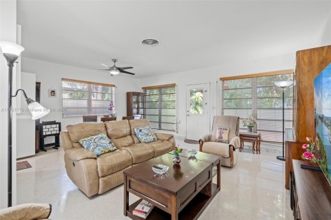 House in Surfside, Florida 2 bedrooms, 148.64 sq.m. № 1702393 - photo 14