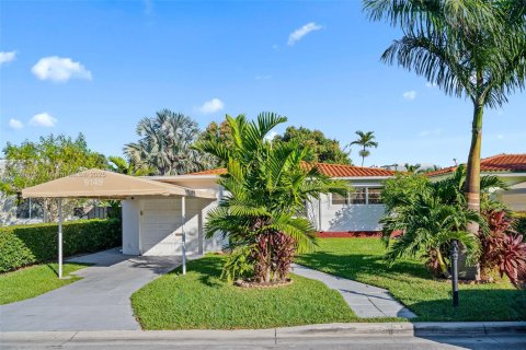House in Surfside, Florida 2 bedrooms, 148.64 sq.m. № 1702393 - photo 6