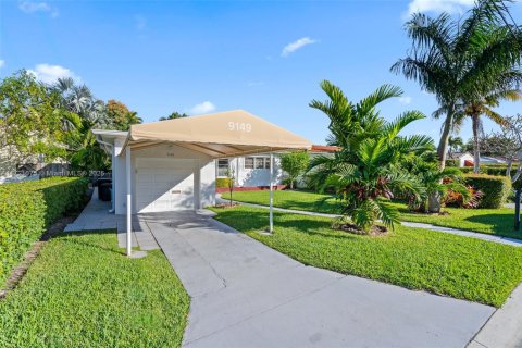 House in Surfside, Florida 2 bedrooms, 148.64 sq.m. № 1702393 - photo 5