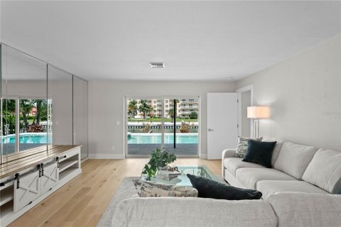 Villa ou maison à vendre à Saint Petersburg, Floride: 4 chambres, 264.49 m2 № 2389190 - photo 5