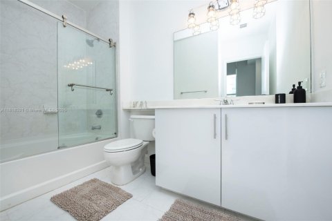 Снять в аренду кондоминиум в Майами, Флорида 2 спальни, 98.1м2, № 1956747 - фото 20