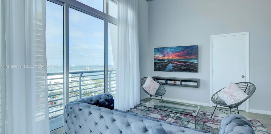 Кондоминиум с 2 спальнями в Майами, Флорида № 1956747