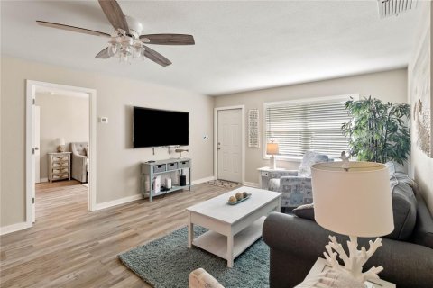 House in Venice, Florida 2 bedrooms, 139.35 sq.m. № 2097216 - photo 7