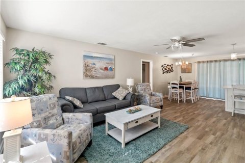 House in Venice, Florida 2 bedrooms, 139.35 sq.m. № 2097216 - photo 5