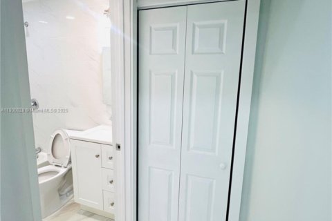 Commercial property in Miami, Florida 1 bedroom, 148.83 sq.m. № 1952630 - photo 9