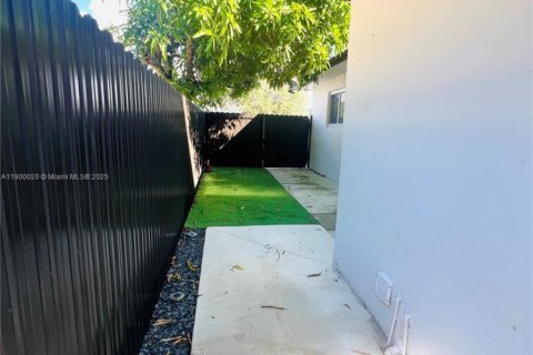 Снять в аренду коммерческую недвижимость в Майами, Флорида 1 спальня, 148.83м2, № 1952630 - фото 18