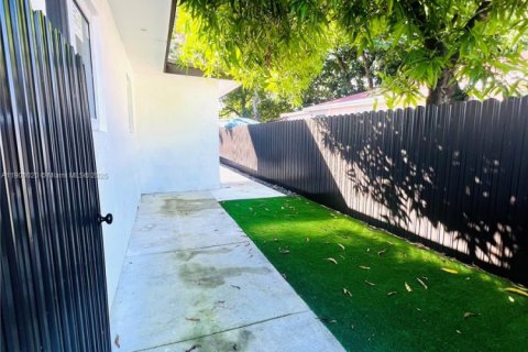 Снять в аренду коммерческую недвижимость в Майами, Флорида 1 спальня, 148.83м2, № 1952630 - фото 17