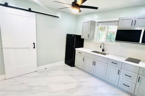 Commercial property in Miami, Florida 1 bedroom, 148.83 sq.m. № 1952630 - photo 2