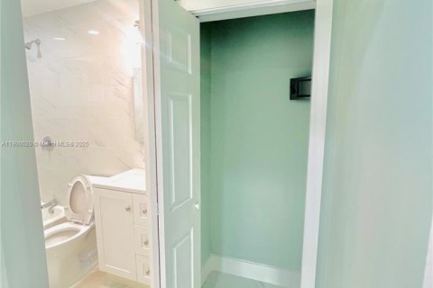 Commercial property in Miami, Florida 1 bedroom, 148.83 sq.m. № 1952630 - photo 5