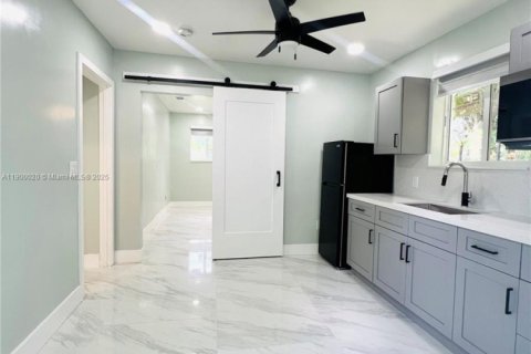 Commercial property in Miami, Florida 1 bedroom, 148.83 sq.m. № 1952630 - photo 12