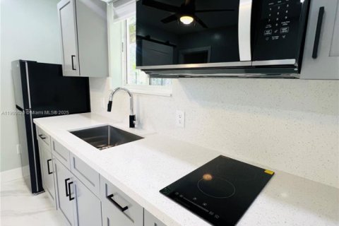 Commercial property in Miami, Florida 1 bedroom, 148.83 sq.m. № 1952630 - photo 1