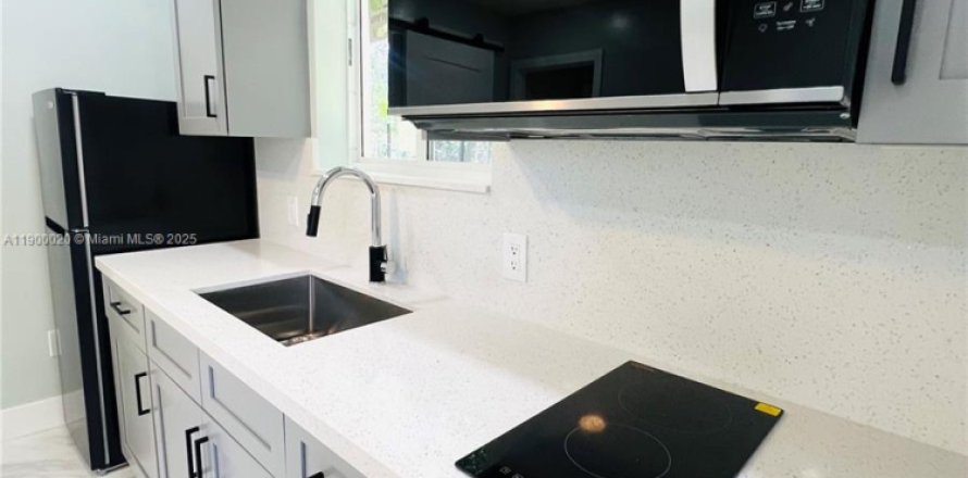 Commercial property in Miami, Florida 1 bedroom, 148.83 sq.m. № 1952630