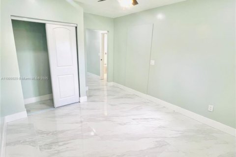 Commercial property in Miami, Florida 1 bedroom, 148.83 sq.m. № 1952630 - photo 4
