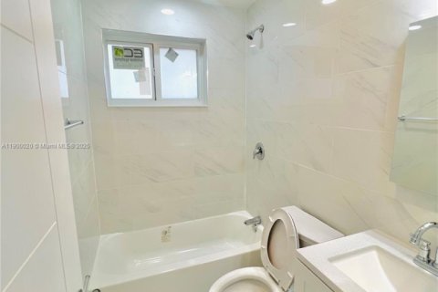 Commercial property in Miami, Florida 1 bedroom, 148.83 sq.m. № 1952630 - photo 11