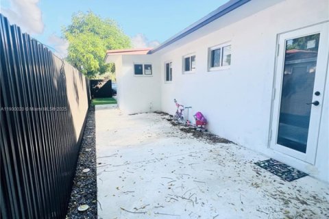 Commercial property in Miami, Florida 1 bedroom, 148.83 sq.m. № 1952630 - photo 13