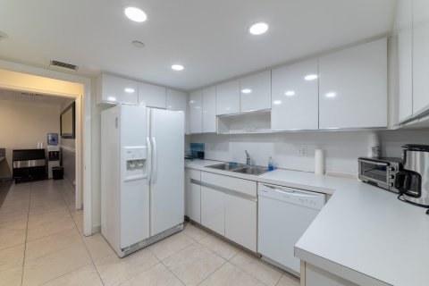 Condo in South Palm Beach, Florida, 2 bedrooms  № 984414 - photo 1