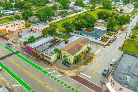 Villa ou maison à louer à Miami, Floride: 2 chambres, 271.27 m2 № 1889558 - photo 2