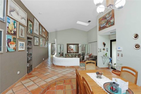 House in Miami, Florida 3 bedrooms, 238.2 sq.m. № 1715232 - photo 8