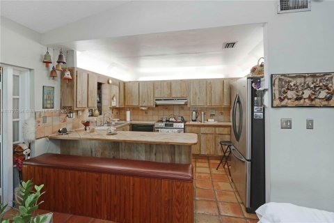 House in Miami, Florida 3 bedrooms, 238.2 sq.m. № 1715232 - photo 10