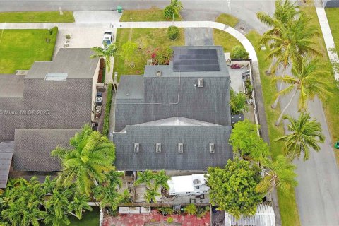 House in Miami, Florida 3 bedrooms, 238.2 sq.m. № 1715232 - photo 5