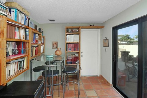 House in Miami, Florida 3 bedrooms, 238.2 sq.m. № 1715232 - photo 14