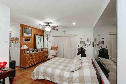 House in Miami, Florida 3 bedrooms, 238.2 sq.m. № 1715232 - photo 16