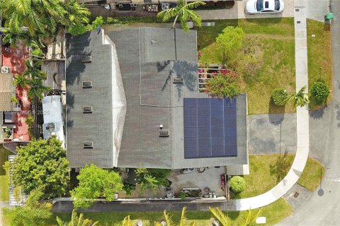 House in Miami, Florida 3 bedrooms, 238.2 sq.m. № 1715232 - photo 4