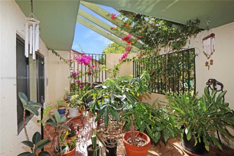 House in Miami, Florida 3 bedrooms, 238.2 sq.m. № 1715232 - photo 6