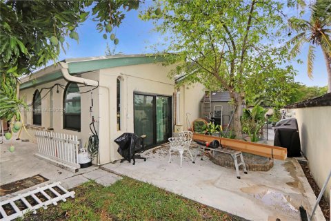 House in Miami, Florida 3 bedrooms, 238.2 sq.m. № 1715232 - photo 22