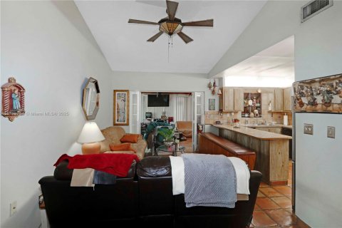 House in Miami, Florida 3 bedrooms, 238.2 sq.m. № 1715232 - photo 13