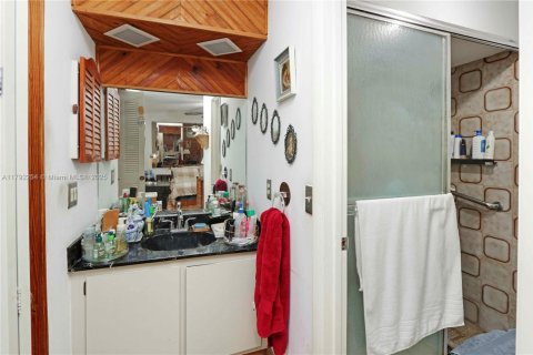 House in Miami, Florida 3 bedrooms, 238.2 sq.m. № 1715232 - photo 18