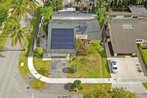 House in Miami, Florida 3 bedrooms, 238.2 sq.m. № 1715232 - photo 3